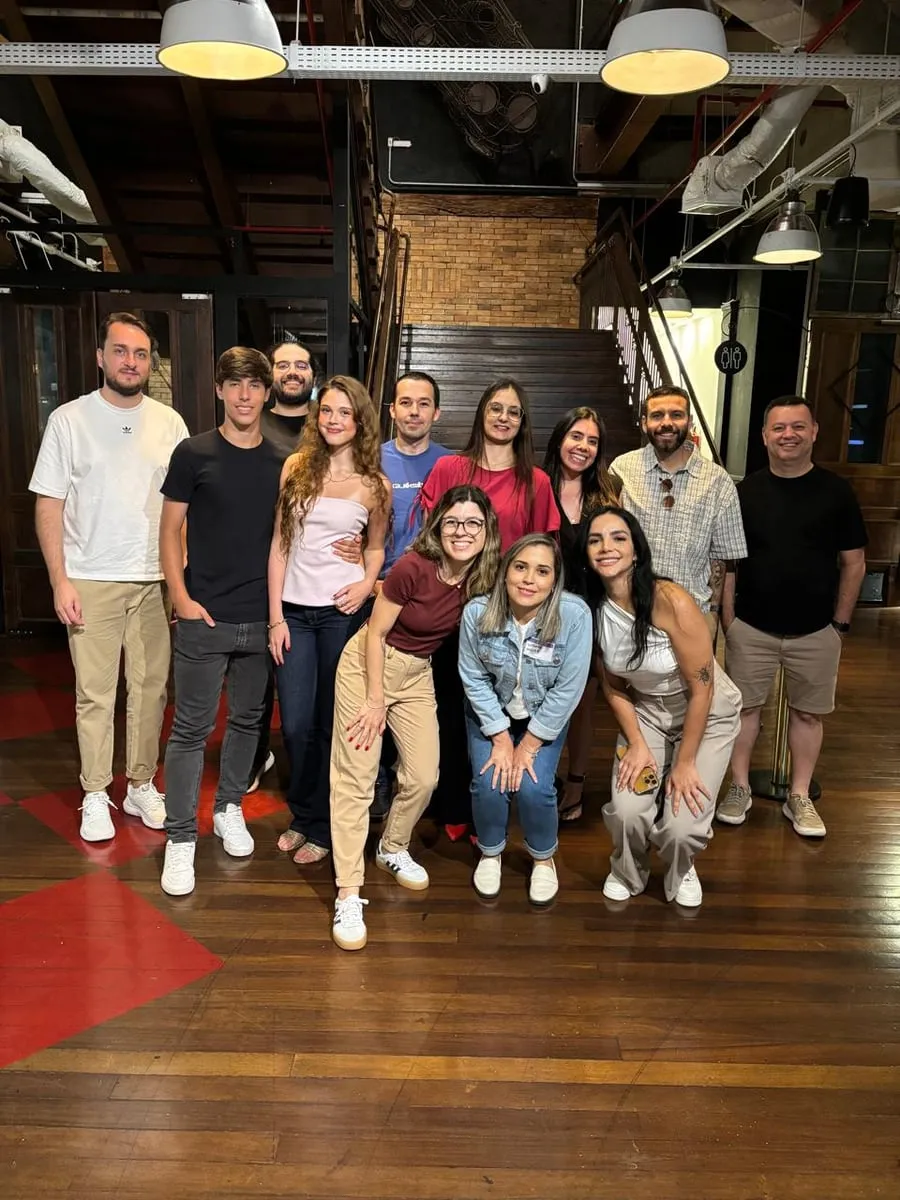 A turma reunida no restaurante, doze alunos posando juntos para a foto