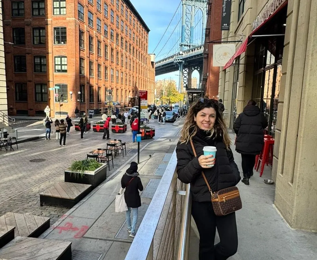 Camila em DUMBO, no Brooklyn, com a Manhattan Bridge ao fundo
