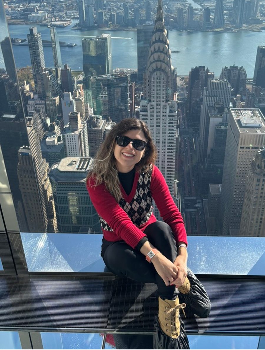 Camila Almeida em um mirante de Nova York, com o Chrysler Building ao fundo